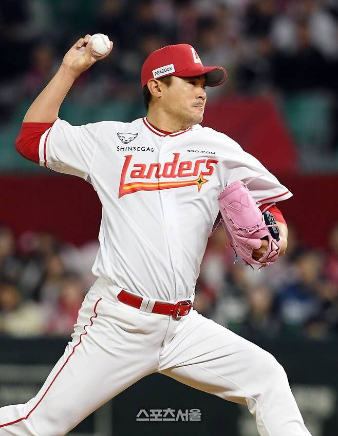 SSG 노경은이 인천SSG랜더스필드에서 열린 2025 KBO리그 한화와 경기 7회초 등판해 힘차게 공을 던지고 있다. 문학 | 박진업 기자 upandup@sportsseoul.com