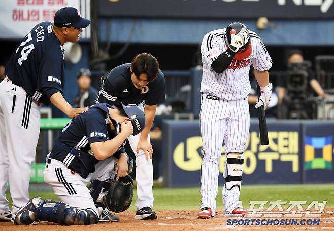 타자 박동원 헬멧을 툭 치며 소심한 복수.
