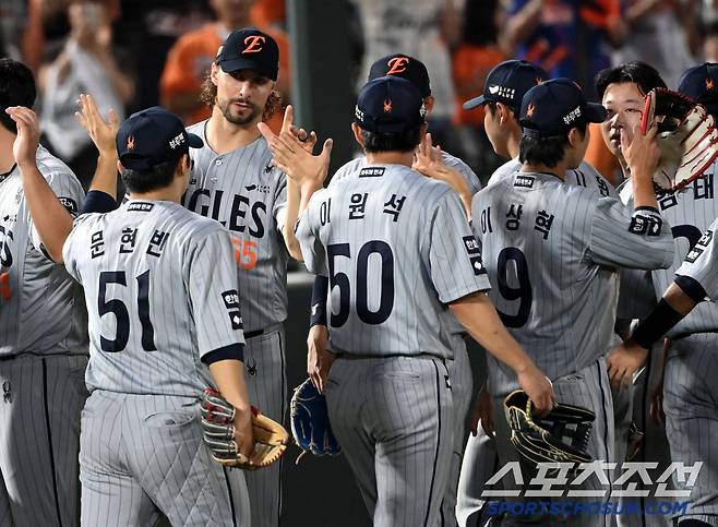 17일 부산 사직야구장에서 열린 한화와 롯데의 경기, 한화가 6대0으로 승리하며 5연승을 달렸다. 승리의 기쁨을 나누는 와이스와 한화 선수들의 모습. 부산=허상욱 기자wook@sportschosun.com/2025.06.17/