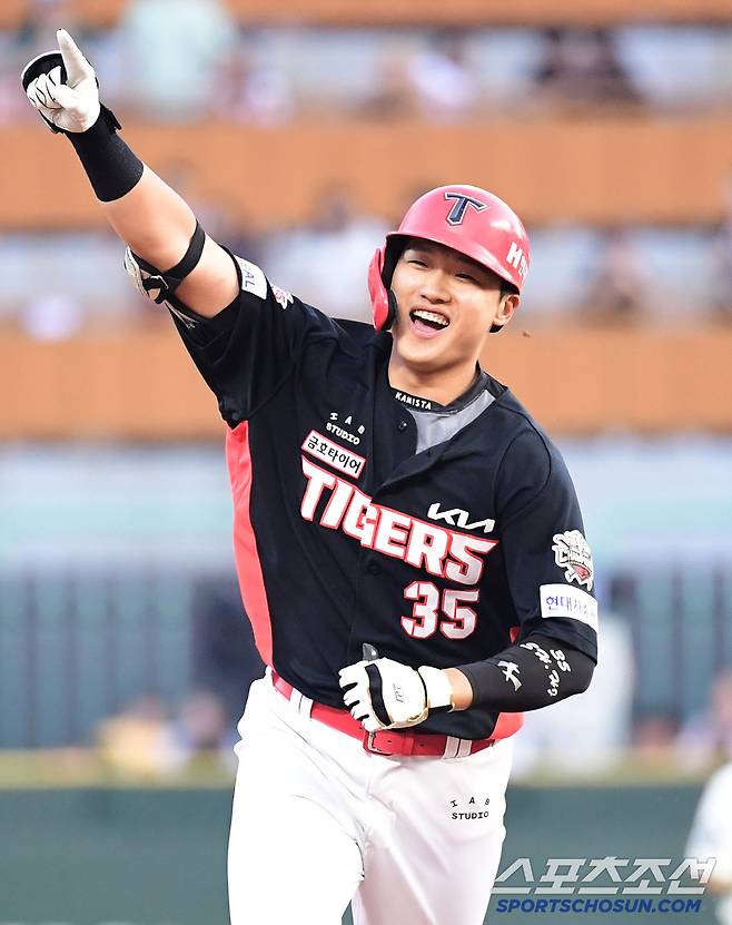 22일 인천 SSG랜더스필드에서 열린 SSG와 KIA의 경기. 8회초 KIA 김석환이 역전 투런 홈런을 날렸다. 그라운드를 돌며 환호하고 있는 김석환. 인천=송정헌 기자songs@sportschosun.com/2025.06.22/