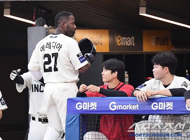 22일 인천 SSG랜더스필드에서 열린 SSG와 KIA의 경기. 7회말 퇴장 당하고 있는 SSG 에레디아. 인천=송정헌 기자songs@sportschosun.com/2025.06.22/