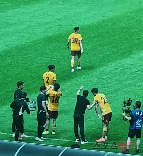 득점 직후에도 기뻐하기 보다 선수에게 빠르게 피드백을 전하는 이정효 광주 감독. ⓒ스포츠한국 김성수 기자