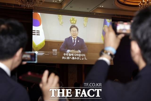 지난 16일 서울 중구 롯데호텔에서 열린 주한일본대사관 주최 한일국교정상화 60주년 행사에서 이재명 대통령의 기념 메시지 영상이 나오고 있다. /뉴시스