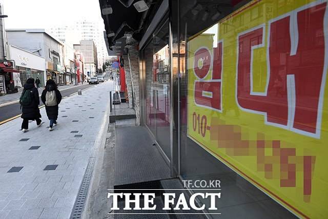 서울 서대문구 이화여자대학교 인근 임대 상가 앞으로 시민들이 지나가고 있다. /남용희 기자