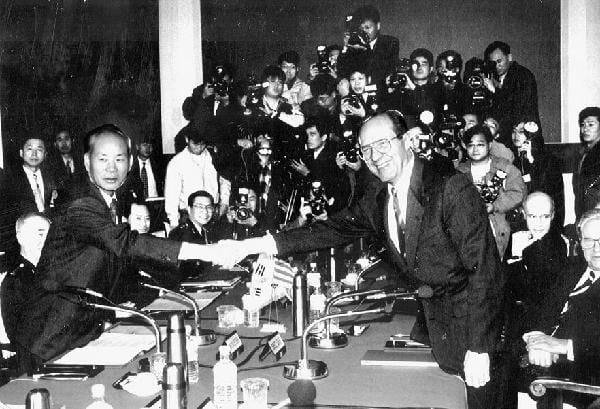 1994년 영변 핵 시설 폭격까지 거론됐던 북핵 위기 다음 해인 1995년 11월 3일 서울에서 열린 제27차 한미연례안보협의회에서 이양호국방부장관과 윌리엄 페리 미 국방부 장관이 악수하고 있다./조선일보DB