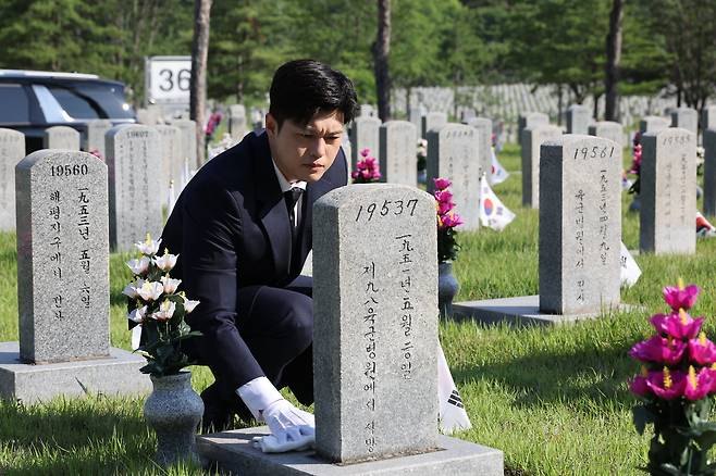 국민의힘 김용태 비상대책위원장이 22일 국립서울현충원을 찾아 6·25 참전용사 묘역정화 봉사활동을 하고 있다. /연합뉴스