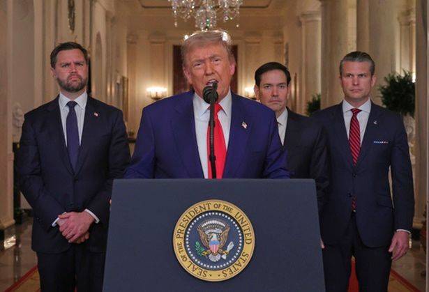 도널드 트럼프 미국 대통령이 21일(현지시간) 미 워싱턴DC 백악관에서 이란 핵시설 공습 사실을 발표하는 대국민 연설을 하고 있다. 뒷줄 왼쪽부터 JD 밴스 부통령과 마코 루비오 국무장관, 피트 헤그세스 국방장관. ⓒ AP/연합뉴스