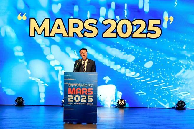 정명근 화성시장이 'MARS2025'에서 개회사를 선언하고 있다. ⓒ화성시 제공