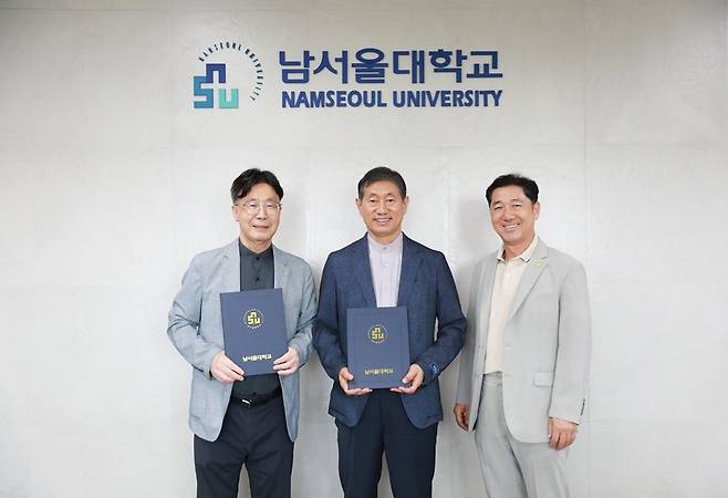 윤승용 총장(가운데)과 한국UBRC 관계자들이 지난 18일 자문 계약을 맺고 기념 사진을 찍고 있다. 남서울대학교 제공