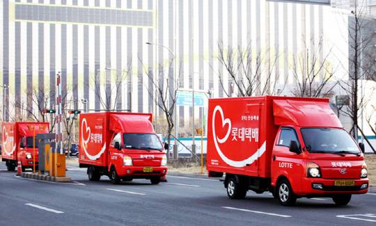 롯데택배 노사가 주 7일 배송 도입을 앞두고 세부 사항에 대한 구체적인 논의에 돌입했다. 사진은 롯데택배 배송 차량 이미지. 롯데택배 홈페이지 갈무리