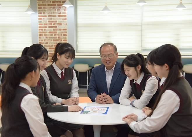 대전여자상업고등학교 학생들과 김기정 교장선생님의 모습. (사진=대전여자상업고)