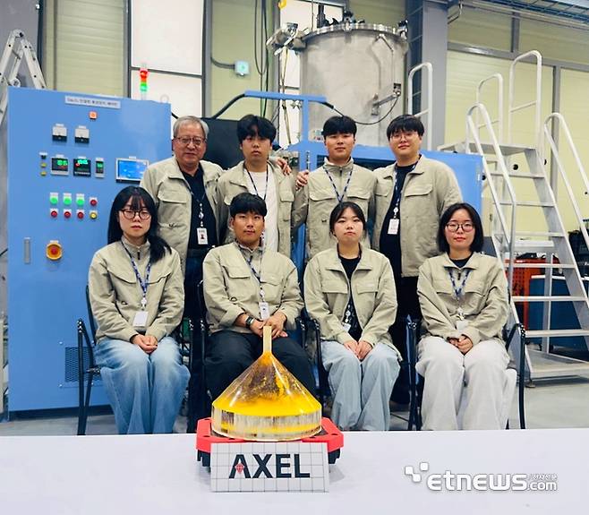 강진기 악셀 대표(뒷줄 왼쪽 첫번째)와 4인치 산화갈륨 단결정 성장 핵심 주역인 연구원들.