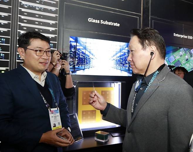 최태원 SK 회장(사진 오른쪽)이 올해 1월 미국 라스베이거스에서 열린 CES 2025 행사장에 마련된 SK 전시관에서 유리기판을 살펴보고 있다. SK 제공