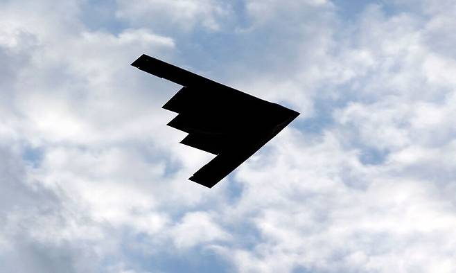 2020년 7월 4일 미국 독립기념일을 맞아 워싱턴 디시(D.C.) 내셔널 몰에서 B-2 스텔스 폭격기가 워싱턴 기념탑 상공을 비행하고 있다. 워싱턴/AFP 연합뉴스