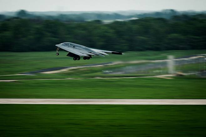 B-2 스피릿 스텔스 폭격기가 지난 4월 30일 미주리주 와이트먼 공군기지에서 이륙하고 있다. 노블노스/로이터 연합뉴스