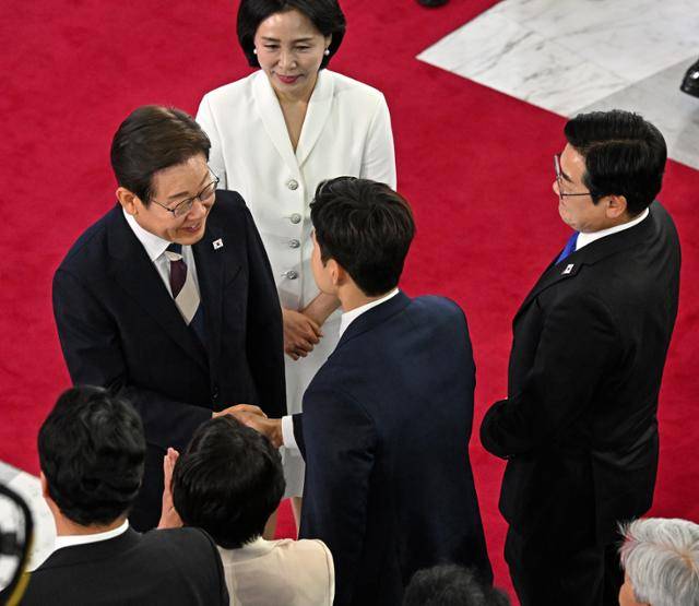 이재명 대통령이 4일 서울 여의도 국회에서 열린 제21대 대통령 취임선서식에서 국민의힘 김용태 비상대책위원장과 인사하고 있다. 연합뉴스