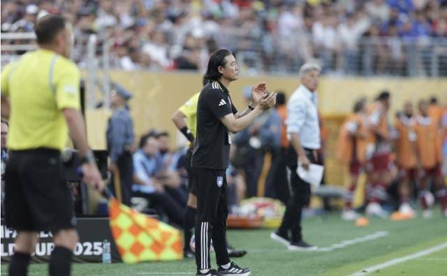 김판곤 울산HD 감독이 22일(한국시간) 미국 뉴저지주 이스트 러더퍼드의 메트라이프 스타디움에서 열린 플루미넨시(브라질)와의 2025 클럽 월드컵 조별리그 F조 2차전에서 선수들에게 지시하고 있다. 한국프로축구연맹 제공