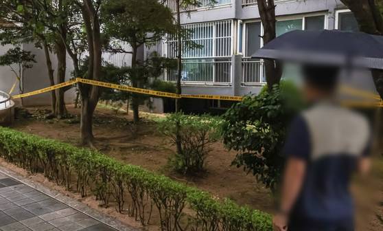 21일 오전 고등학생 3명이 추락한 채 발견된 부산의 한 아파트 화단. 22일 경찰이 폴리스라인으로 출입을 통제하고 있다. 송봉근 기자