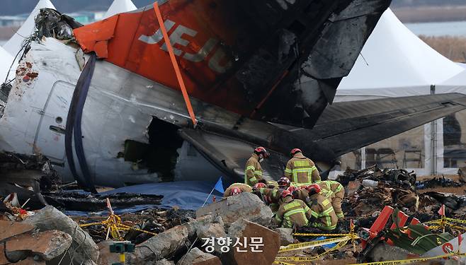 제주항공 여객기 참사 7일째인 지난 1월 4일 오후 무안국제공항 사고 현장에서 소방관계자들과 경찰특공대 및 과학수사대 등이 마무리 수색 작업을 하고 있다. 권도현 기자