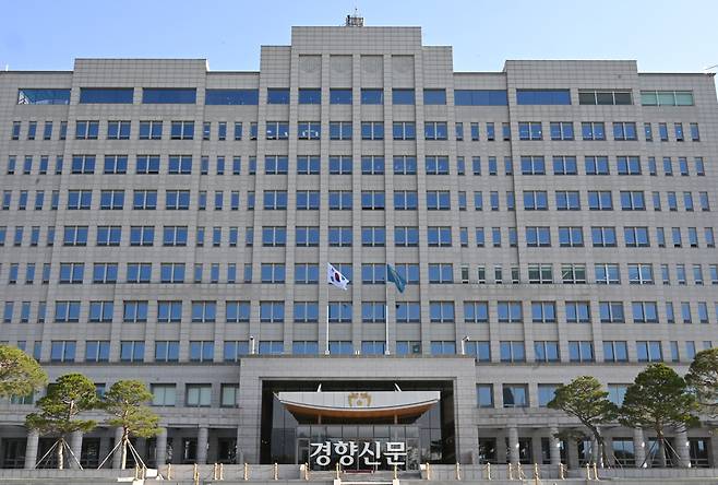 이재명 대통령 임기 첫날인 4일 서울 용산 대통령실청사에서 봉황기가 게양되고 있다.대통령실사진기자단