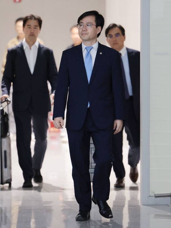 여한구 산업통상자원부 통상교섭본부장이 22일 인천국제공항에서 한미 고위급 통상 협의를 위해 미국 워싱턴 DC로 출국하고 있다. 연합뉴스
