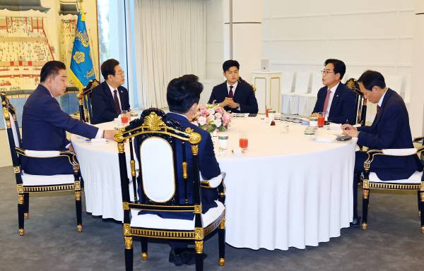 이재명 대통령이 22일 서울 한남동 관저에서 열린 여야 지도부와의 오찬에 참석해 국민의힘 송언석 원내대표의 발언을 듣고 있다. 왼쪽부터 시계방향으로 더불어민주당 김병기 당대표 직무대행 겸 원내대표, 이 대통령, 국민의힘 김용태 비상대책위원장, 송언석 원내대표, 우상호 대통령실 정무수석, 강훈식 대통령비서실장. 연합뉴스