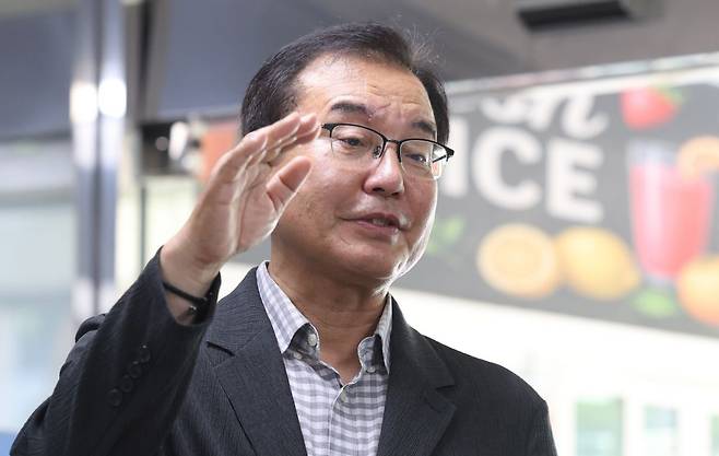 채상병 순직사건 외압 의혹을 수사하는 이명현 특별검사가 22일 오전 서울 서초구 서초동 사무실로 출근하며 취재진의 질문에 답변하고 있다. 뉴시스