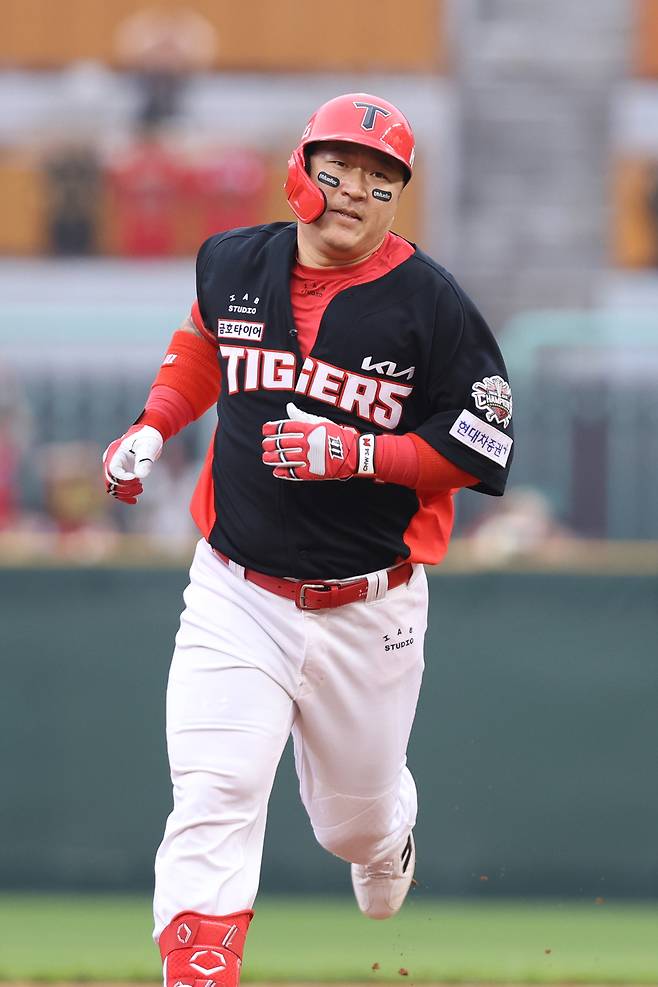 KIA 타이거즈의 최형우가 21일 인천 SSG랜더스필드에서 열린 SSG 랜더스와의 2025 프로야구 KBO리그 경기에서 5회 3점 홈런을 때려낸 뒤 베이스를 돌고 있다. KIA 타이거즈 제공