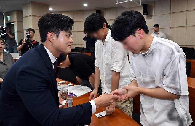 김용태 국민의힘 비상대책위원장이 22일 서울 성북구 고려대학교 의과대학 문숙의학관에서 대한의료정책학교 특별 초청 대담에 참석하고 있다. 이날 김 비대위원장은 전공의와 의대생에게 의료대란 해결 방안에 대한 의견을 청취했다. 최현규 기자