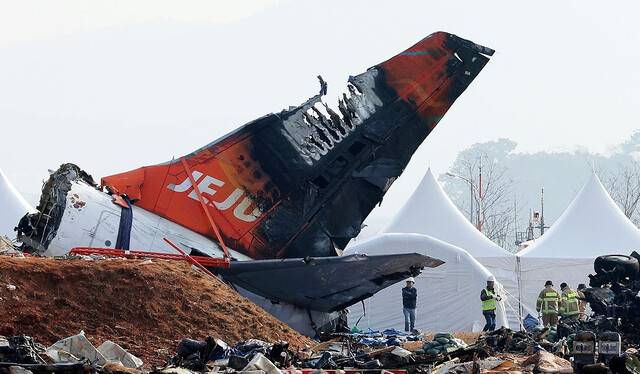 제주항공 여객기 참사 17일째인 지난 1월 14일 오전 전남 무안국제공항 사고 현장에서 수습 당국 관계자들이 수색 작업을 하는 모습. 연합뉴스
