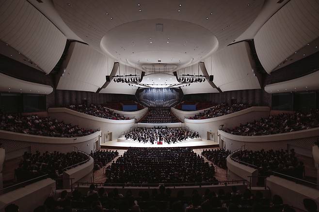 20일 정식 개관식을 열고 21~28일 개관페스티벌 공연을 선보이는 부산콘서트홀 대공연장 내부. 빈야드(포도밭) 형태로 무대와 객석의 친밀감을 높인 2011석과 비수도권 전문 공연장 최초의 파이프 오르간 등을 갖췄다.