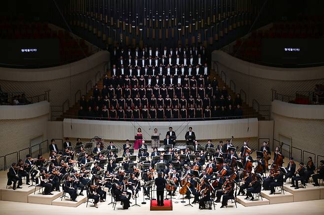 20일 부산콘서트홀 개관 기념 공연 ‘하나를 위한 노래’에서 정명훈 지휘로 선보인 베토벤 교향곡 9번 ‘합창’ 연주. 사진제공=클래식부산