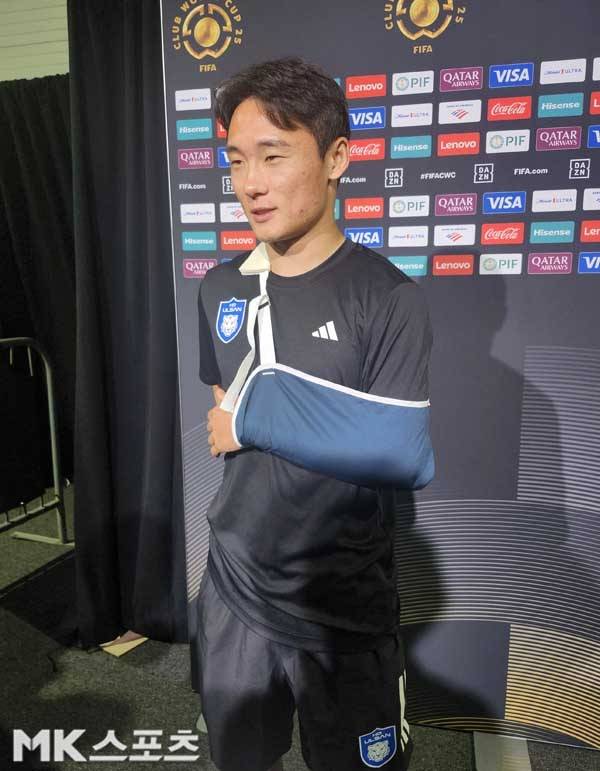 엄원상이 인터뷰를 갖고 있다. 사진(美 이스트 러더퍼드)= 김재호 특파원