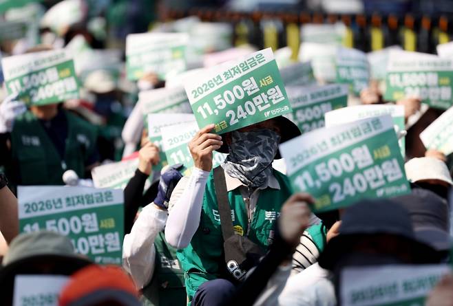 전국민주노동조합총연맹 조합원들이 지난 18일 서울 중구 서울고용노동청 앞에서 열린 최저임금노동자 민주노총 공동파업대회에서 구호를 외치고 있다./사진=뉴시스