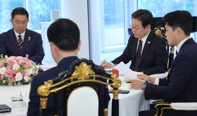 이재명 대통령이 22일 한남동 관저에서 열린 여야 지도부와의 오찬에서 국민의힘 김용태 비상대책위원장의 발언을 듣고 있다. 연합뉴스