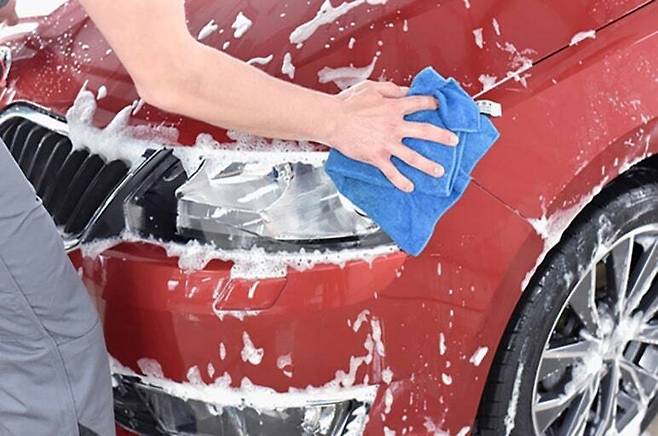 일요일인 22일은 전국에 내리던 비가 대부분 그치는 가운데, 낮 기온이 30도 내외로 올라 후덥지근하겠다. 뉴시스