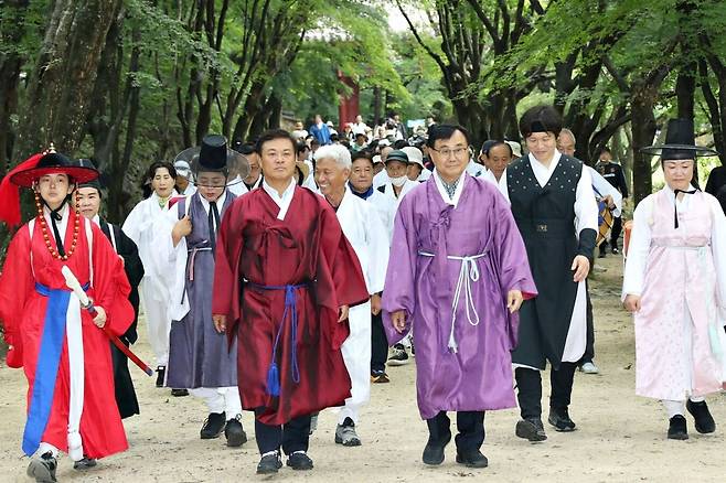 국가유산 지킴이의 날인 22일 전북 정읍시 내장산 국립공원에서 열린 ‘조선왕조실록 이안 기념 행사’에서 이학수(가운데 왼쪽) 정읍시장과 박일(〃오른쪽) 시의회 의장 등 주요 인사와 시민, 관광객 등이 이안 길을 걷고 있다. 정읍시 제공
