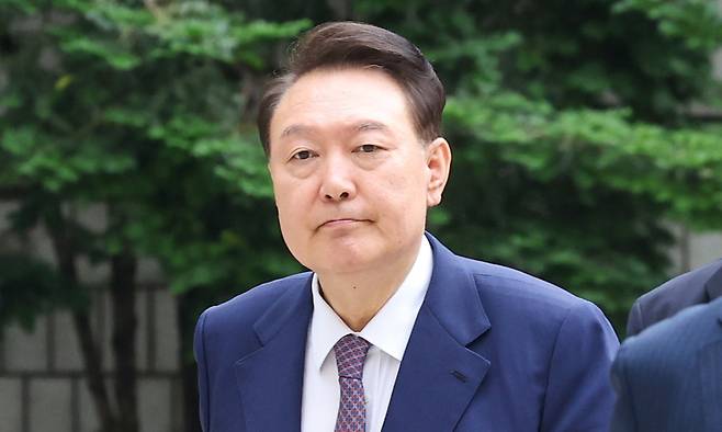 윤석열 전 대통령이 지난 16일 서울 서초구 서울중앙지방법원에서 열린 내란 우두머리 혐의·직권남용 권리행사 방해 혐의 사건 7차 공판에 출석하고 있다. 사진공동취재단