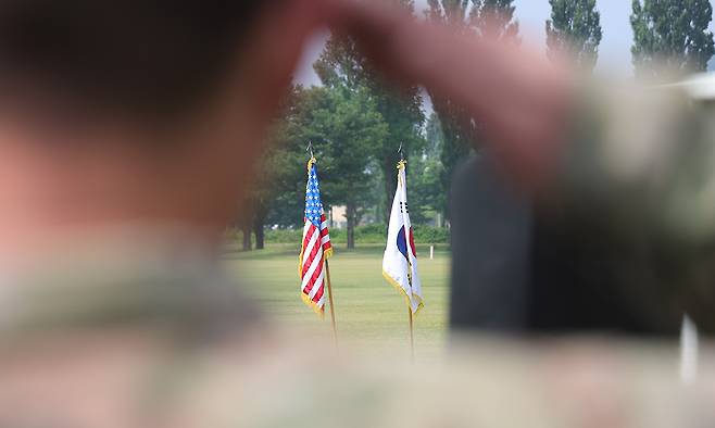 지난 18일 경기도 동두천시 캠프 케이시에서 열린 주한미군 순환배치 여단 임무교대식에서 주한미군 장병이 태극기와 성조기를 향해 경례하고 있다. 연합뉴스