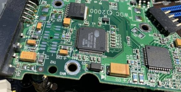 하드 드라이브 서킷 보드. 오렌지색 부품이 커패시터. 美 West Virginia University 제공