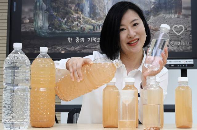 김효진 위시빌더 대표가 정수제품 퓨어위시를 이용해 흙탕물을 마실 수 있는 물로 정화하는 과정을 보여주고 있다. 오승현 기자