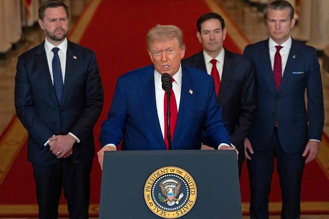 도널드 트럼프 미국 대통령이 6월21일(현지시간) 백악관에서 이란의 핵시설 공격에 대한 대국민 담화문을 발표하고 있다. 담화문 발표에는 JD 밴스 부통령, 마르코 루비오 국무장관, 피트 헤게스 국방장관(왼쪽부터)이 참석했다. ⓒ AFP 연합