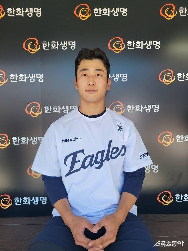 한화 박정현은 지난 17일 상무에서 전역한 뒤 곧바로 1군에 합류해 팀원들과 훈련을 함께 훈련을 받고 있다. 그는 김경문 한화 감독이 직접 기대감을 밝힌 한화의 내야 유망주다. 박정현은 “기대해주시는 만큼 야구를 잘 해 보답하고 싶다”며 투지를 드러냈다. 대전|장은상 기자 award@donga.com