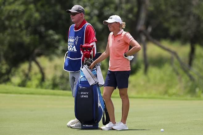 스테이시 루이스(오른쪽)가 지난 20일 KPMG 위민스 PGA 챔피언십 1라운드 도중 10번 홀에서 플레이를 하기 위해 기다리고 있다. 게티이미지코리아