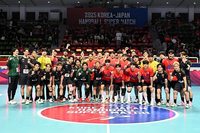 한일전 남자부 단체 촬영 모습. /사진=대한핸드볼협회 제공