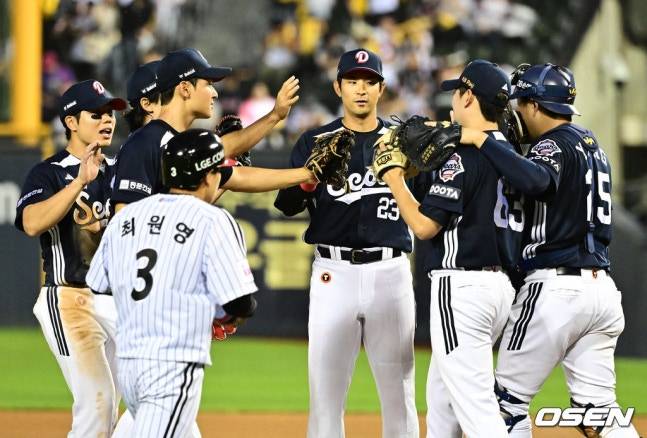 두산 선수단이 21일 잠실 LG전을 승리로 이끈 후 세리머니를 하고 있다.