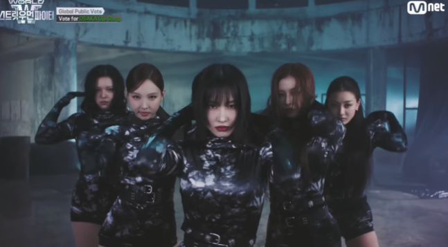 ‘스우파3’ 일본 팀 ‘오죠갱’ 메가크루 미션에 출연한 모모(가운데). 사진ㅣ‘스우파’ 영상 캡처