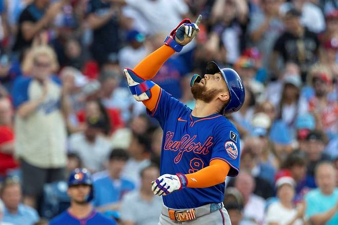 22일 미국 펜실베이니아주 필라델피아의 시티즌스뱅크파크에서 열린 2025 미국프로야구 메이저리그(MLB) 뉴욕 메츠와 필라델피아 필리스의 경기, 메츠가 11:4로 승리하면서 7연패를 끊었다. 3회초 무사 메츠 니모가 홈런을 친 뒤 그라운드를 돌고 있다. AP 연합뉴스