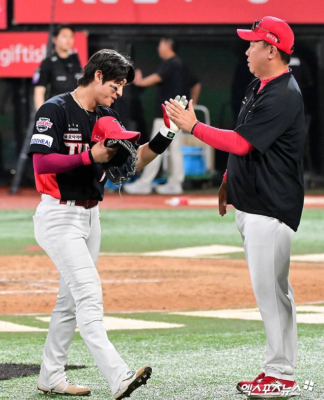 22일 오후 수원KT위즈파크에서 열린 '2025 신한 SOL Bank KBO리그' KIA 타이거즈와 KT 위즈의 경기, KIA가 홈런 포함 3안타를 몰아친 김도영의 활약에 힘입어 KT에 7:3으로 승리했다.rr이날 경기에서 승리한 KIA 이범호 감독이 선수들과 하이파이브를 하고 있다. 엑스포츠뉴스 DB