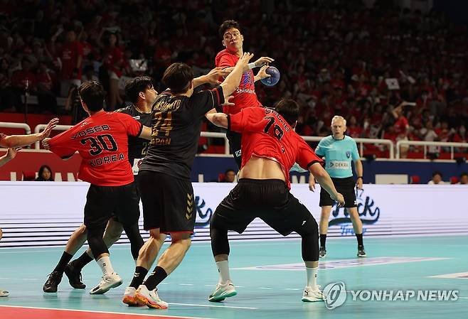 슛 시도하는 신재섭 (청주=연합뉴스) 천경환 기자 = 21일 청주 SK호크스 아레나에서 열린 '2025 핸드볼 한일 슈퍼매치 남자부 경기에서 신재섭이 슛을 하고 있다. 2025.6.21 kw@yna.co.kr